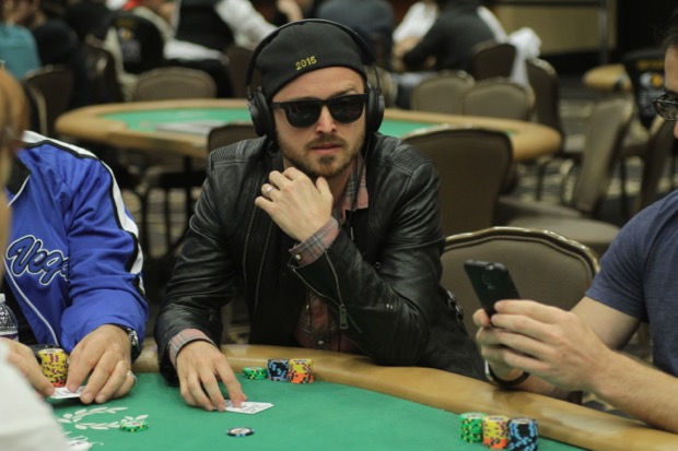 Ārons Pols spēlē pokeru