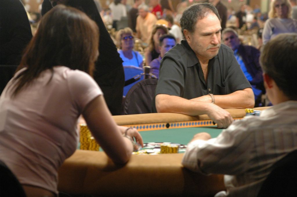Gabe Kaplan spelar poker