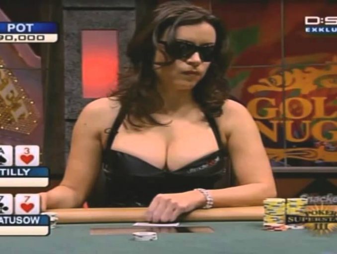 Jennifer Tilly jugando al póquer