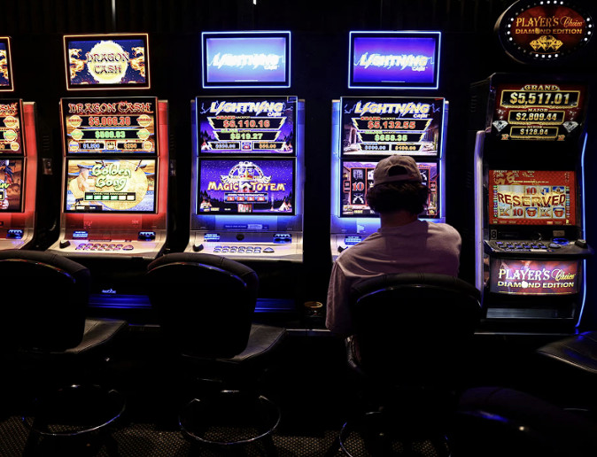 NSW gyventojas žaidžia pokerio automatu