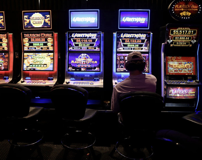 Naujajame Pietų Velse gyvenantis gyventojas žaidžia pokerio automatu